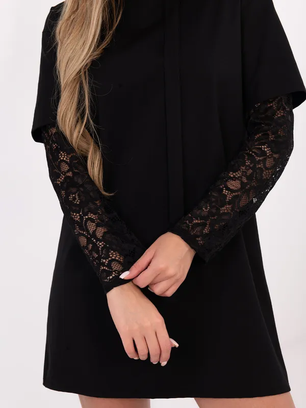 Mini sukienka o kroju oversize z ażurowymi rękawami - widok 2