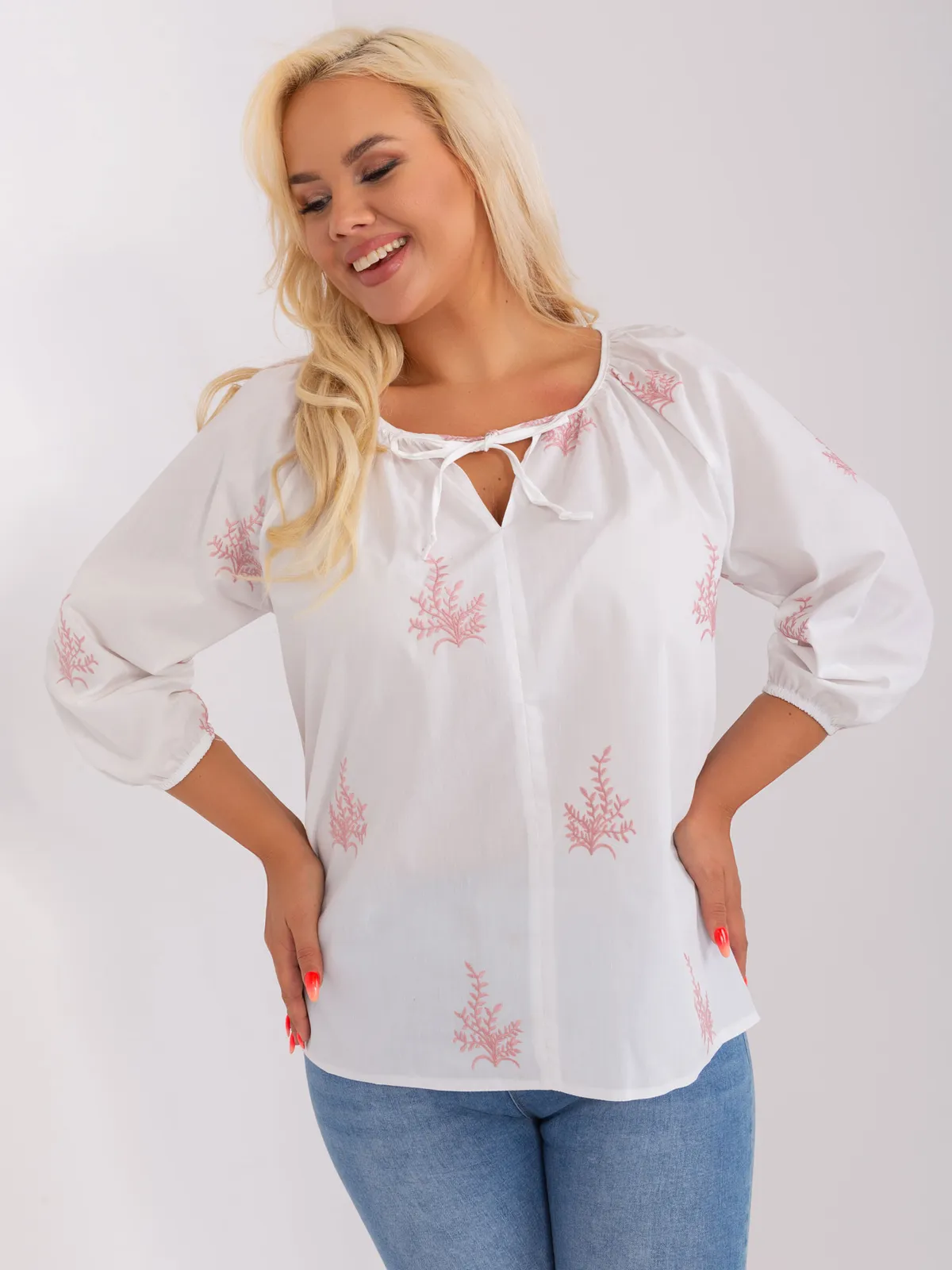 Biało-bródnoróżowa bluzka plus size we wzory - zdjęcie 3