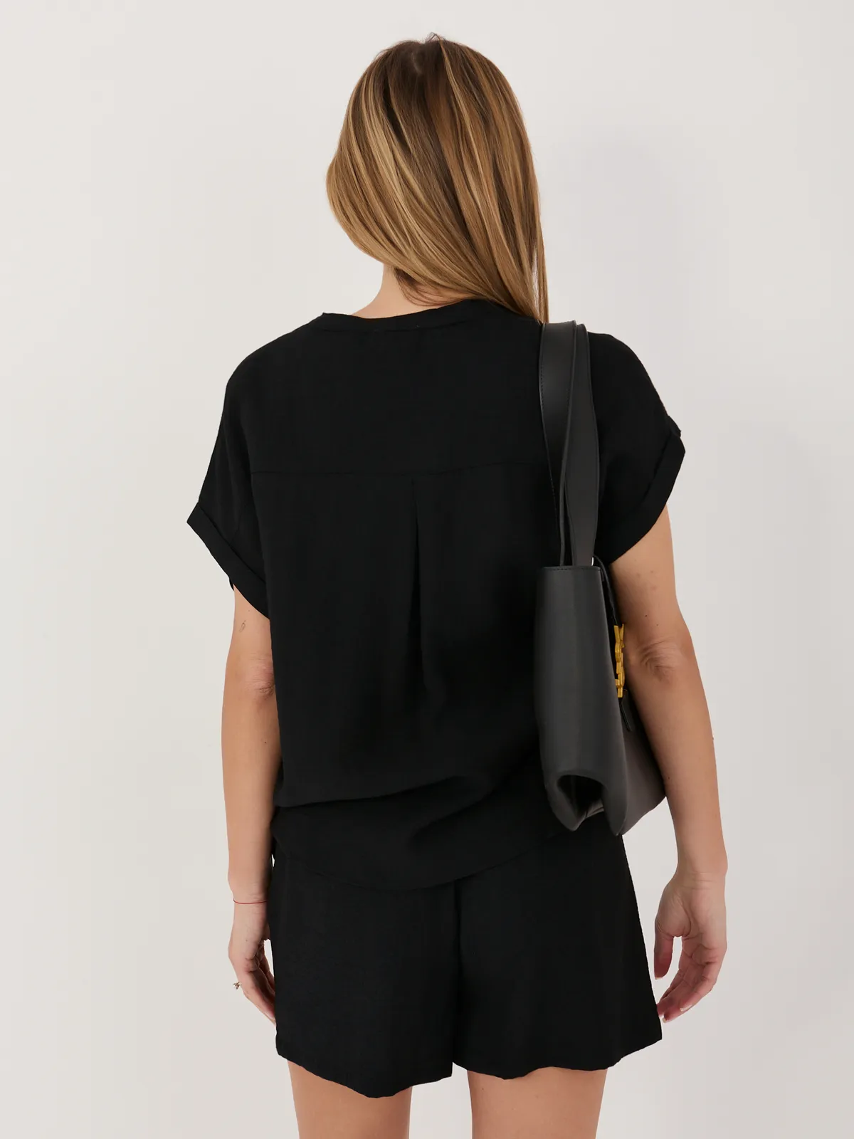 Minimalistyczna bluzka z dekoltem w serek - zdjęcie 4