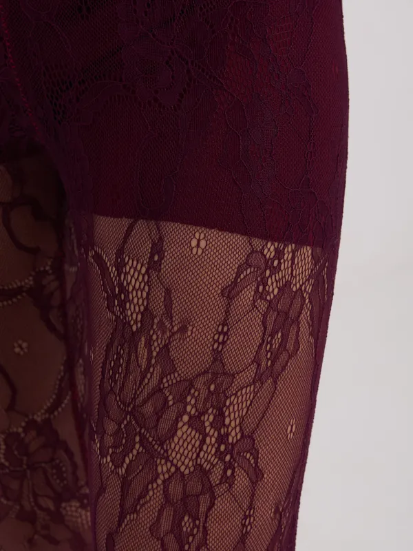 Dopasowane legginsy z koronkowym wykończeniem i rozcięciem