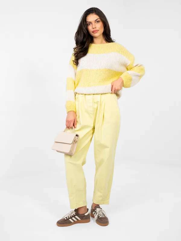 Luźny sweter w paski o kroju oversize - widok 2