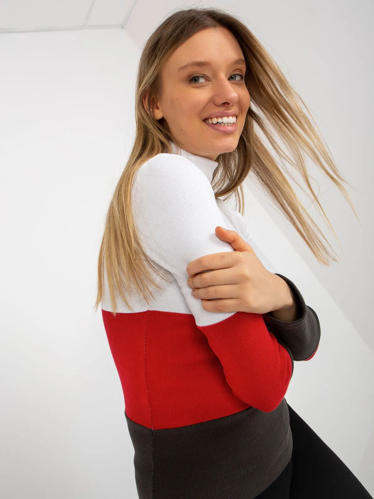 Ecru-khaki dopasowana bluzka basic z golfem w prążek - zdjęcie 4