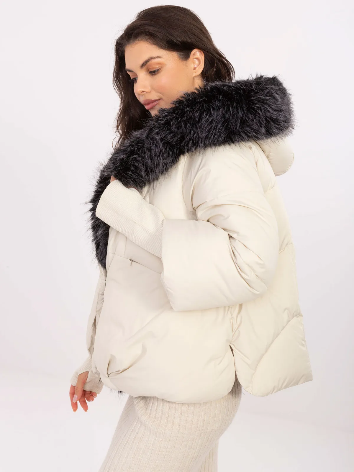 Pikowana kurtka oversize z futrzanym kapturem - zdjęcie 1