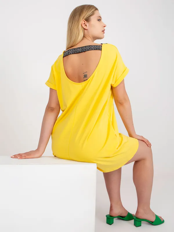 Luźna bluzka oversize z ozdobnym dekoltem na plecach