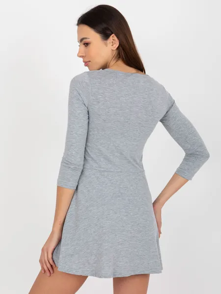 Jasnofioletowa rozkloszowana mini sukienka basic z kieszeniami