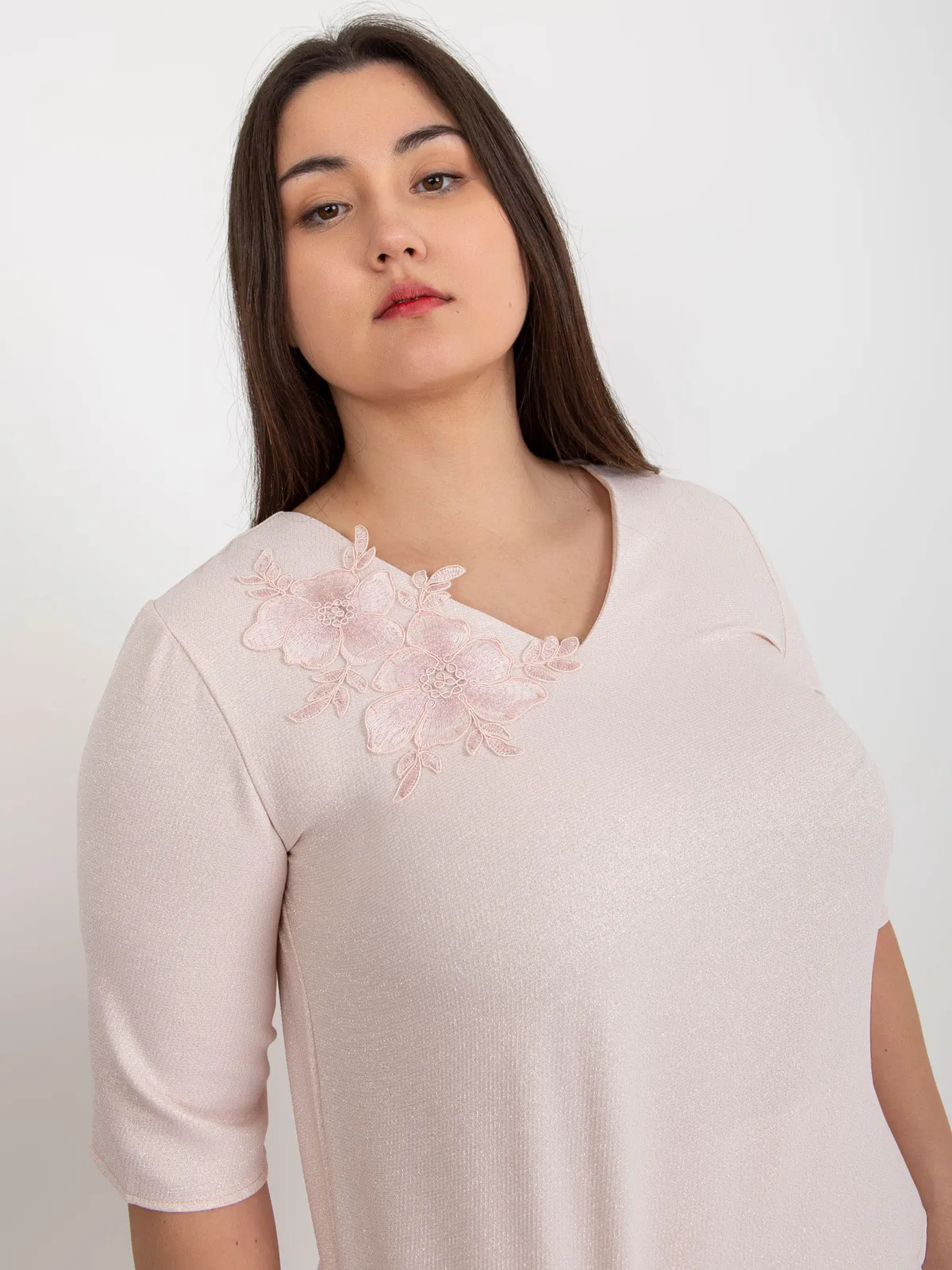 Beżowa bluzka plus size z krótkim rękawem - zdjęcie 1