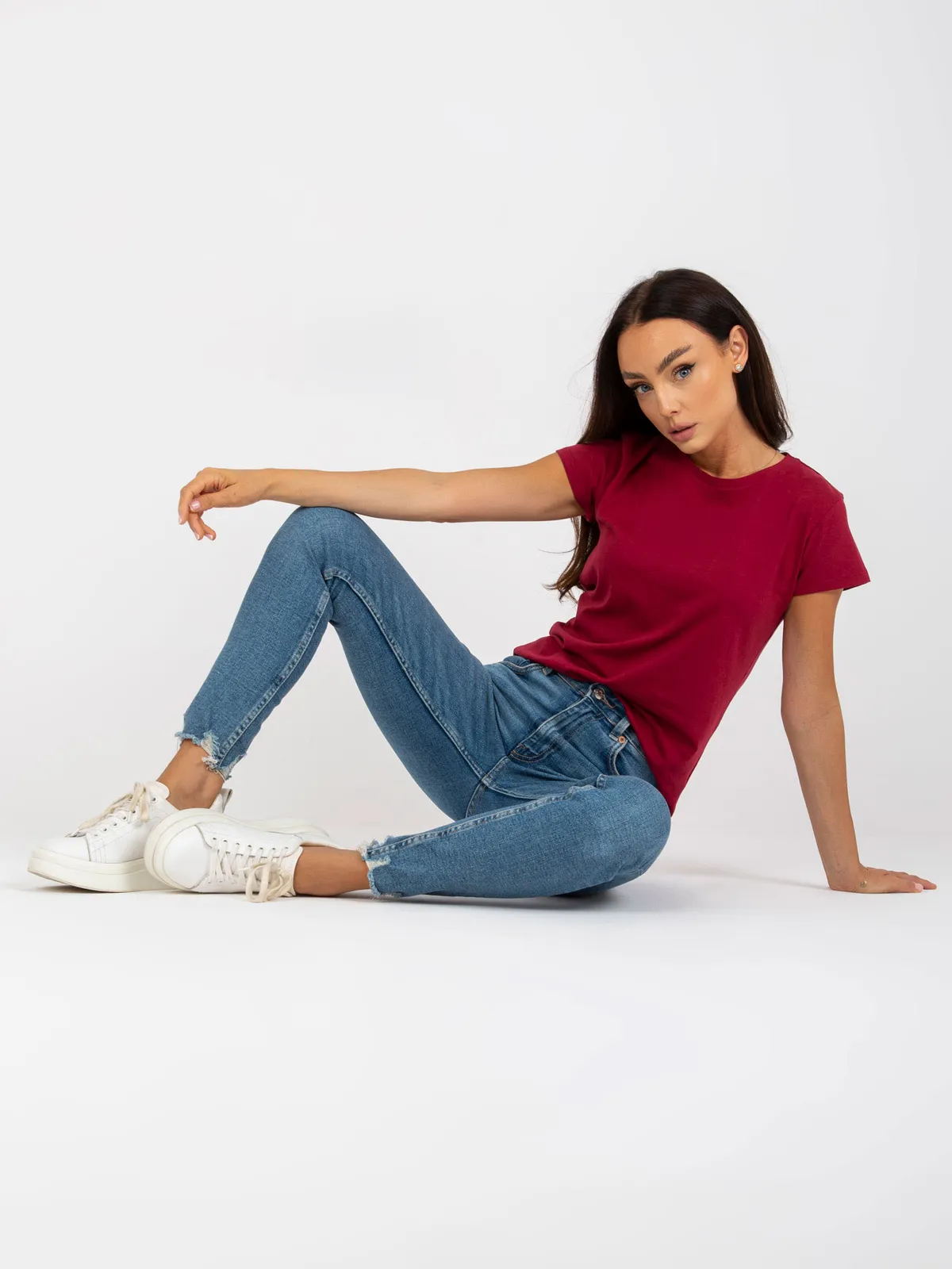 Bordowy t-shirt basic z okrągłym dekoltem - zdjęcie 1