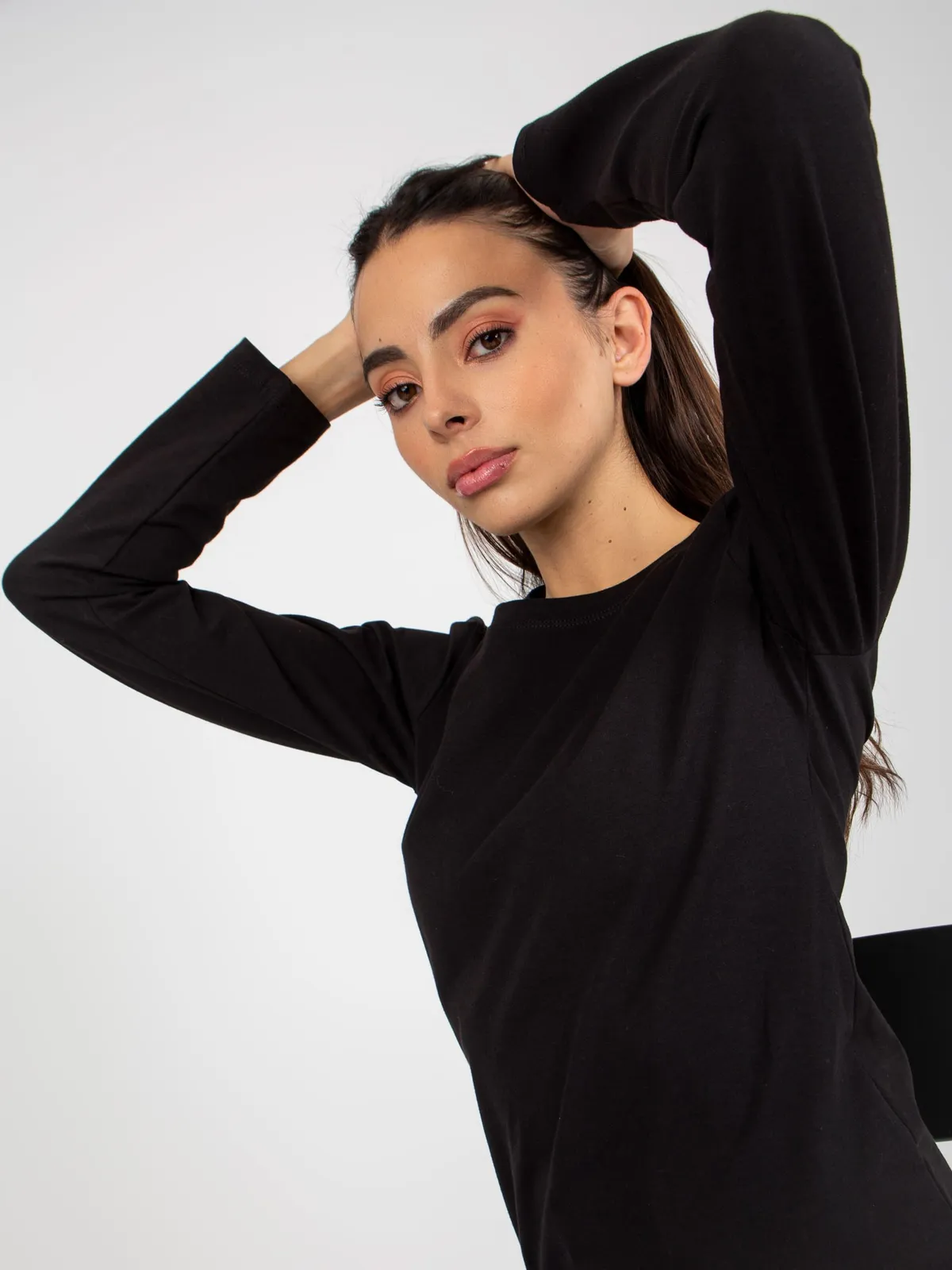Czarna gładka bluzka longsleeve z okrągłym dekoltem - zdjęcie 3