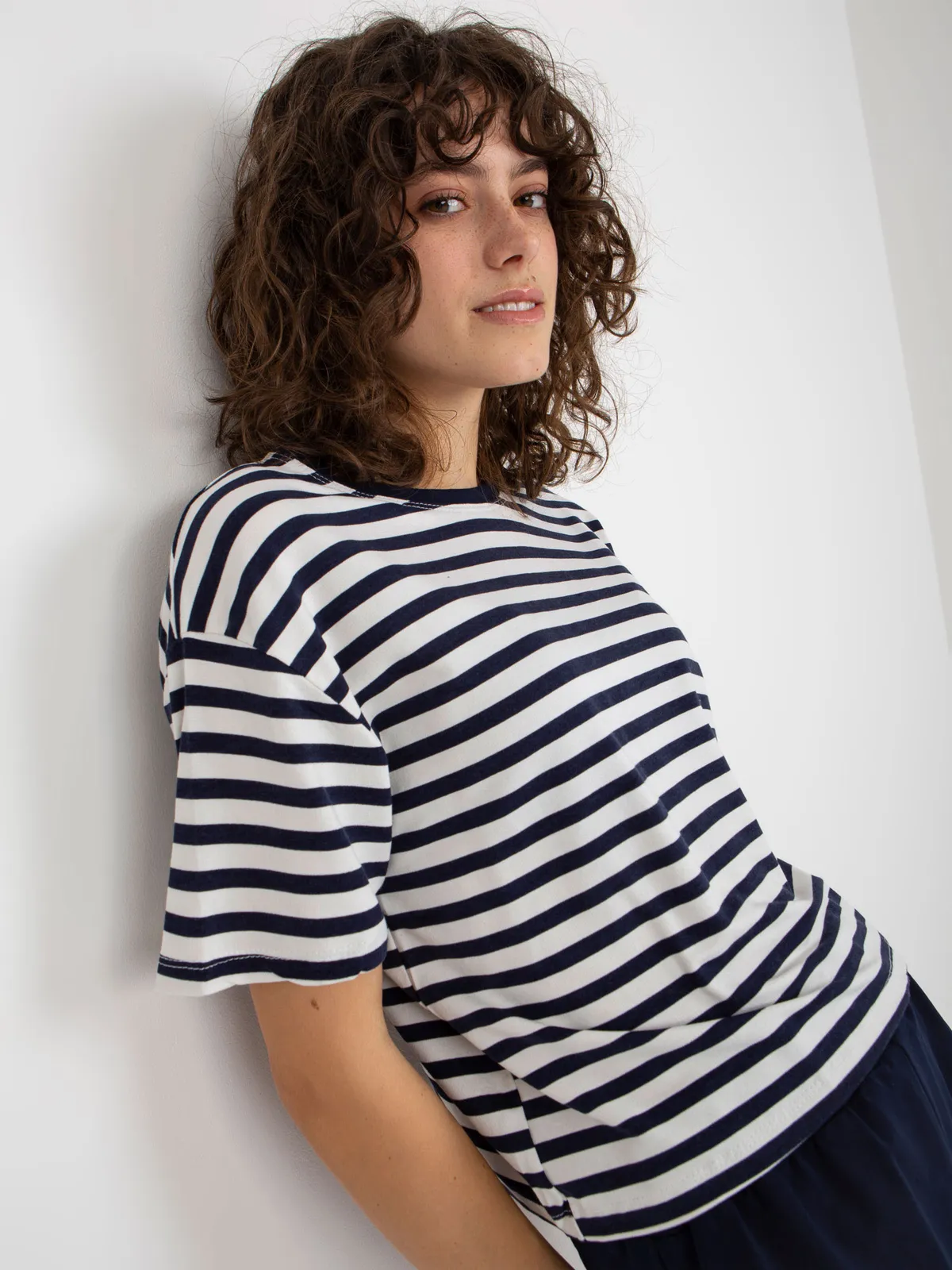 Granatowo-biały letni komplet basic z t-shirtem w paski - zdjęcie 3