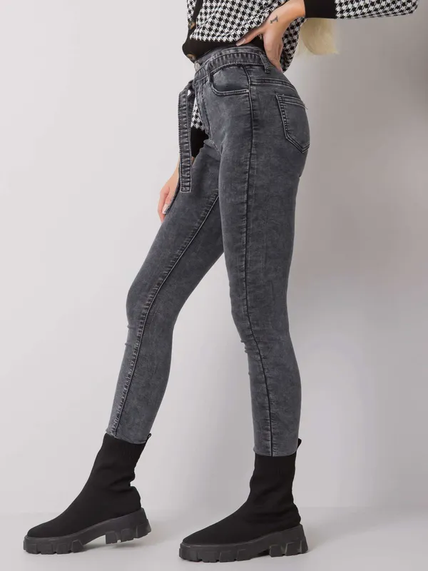 Niebieskie jeansy slim fit z paskiem - widok 2