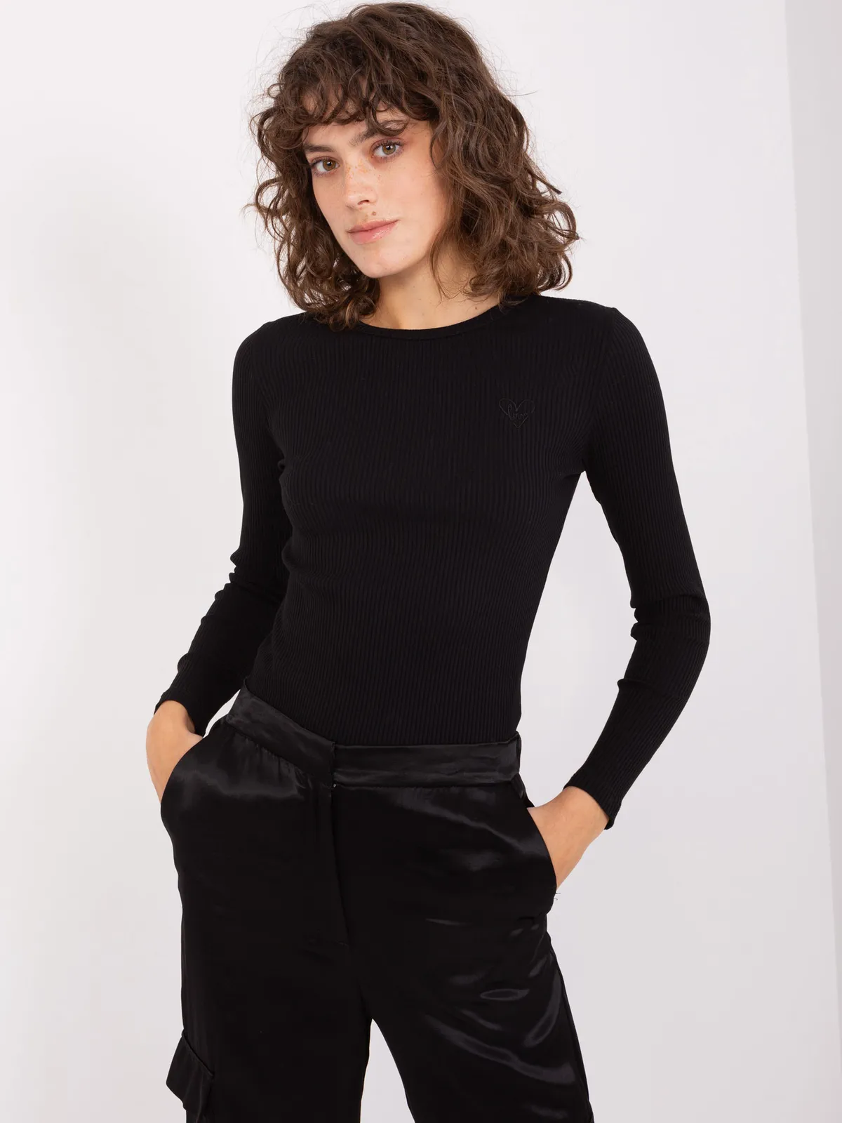 Czarna bluzka basic longsleeve w prążki - zdjęcie 5