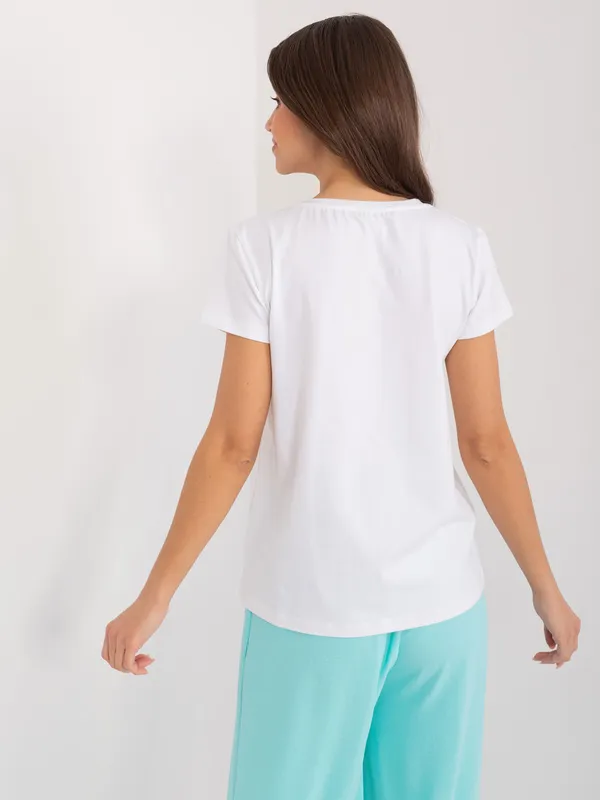 Casualowy T-shirt z ozdobnym haftowanym motylem - widok 2