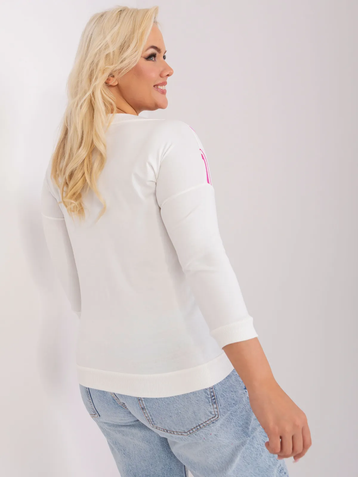 Bluzka z dekoltem w serek i kwiatowym motywem - zdjęcie 1