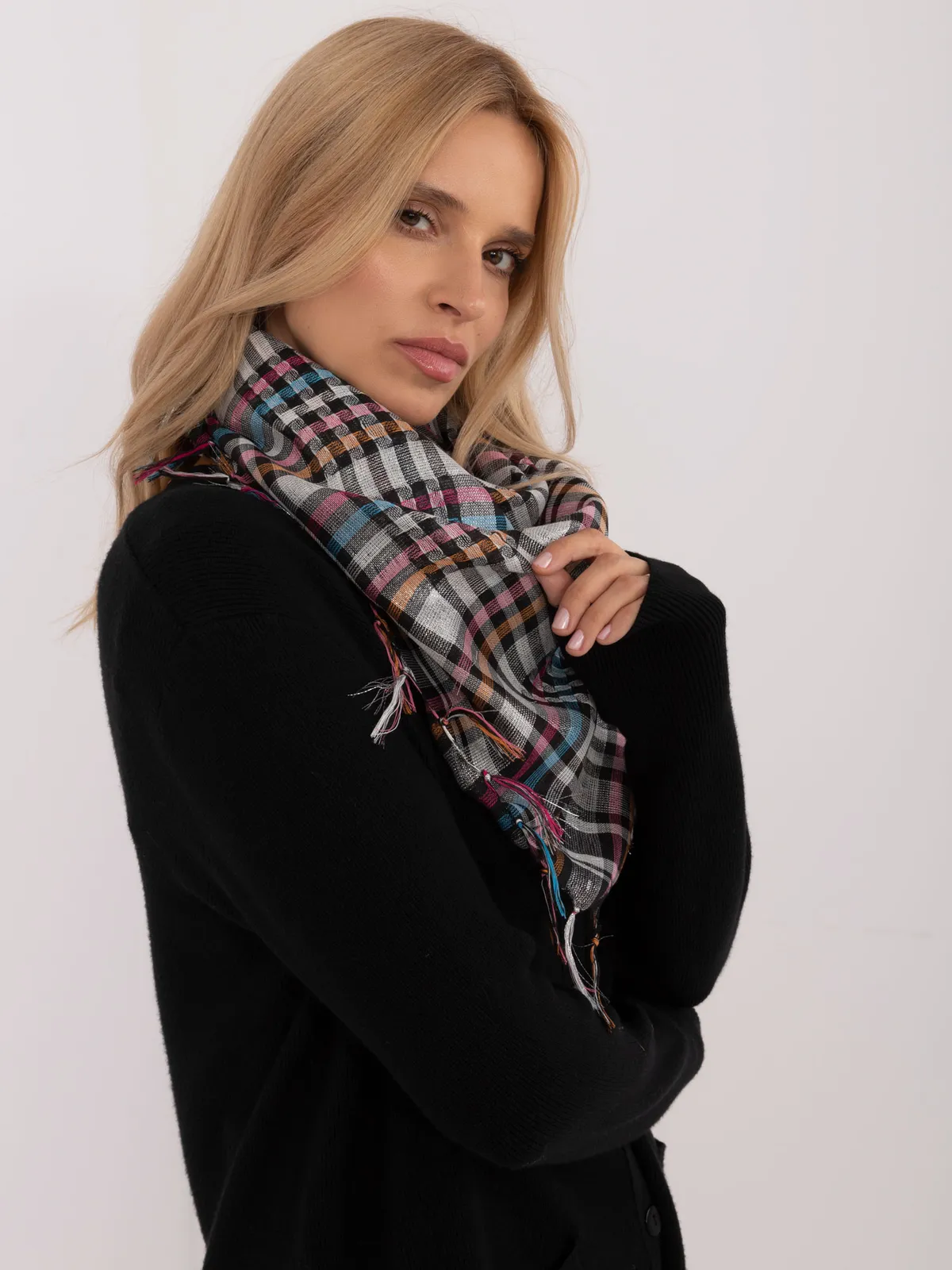 Klasyczna chusta w kratę z ozdobnymi frędzlami - zdjęcie 1