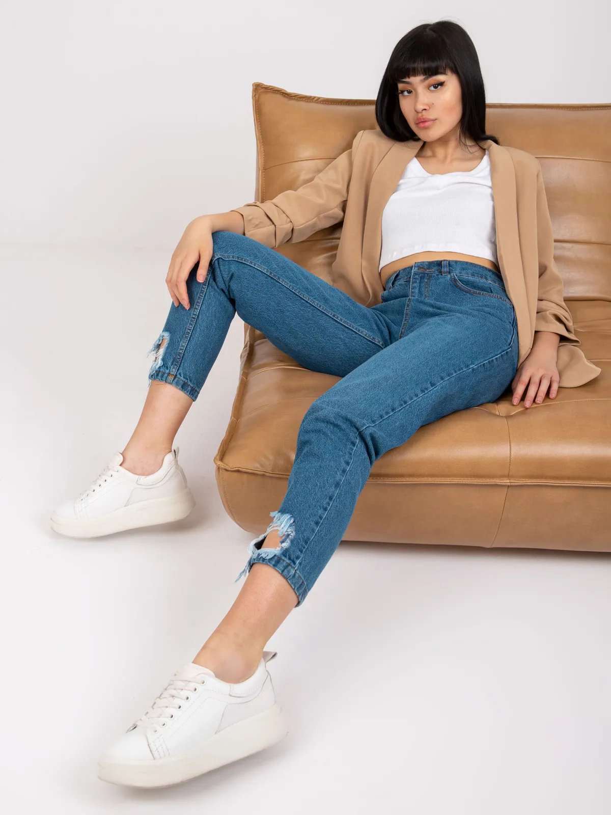 Klasyczne spodnie typu mom fit z przetarciami - zdjęcie 1