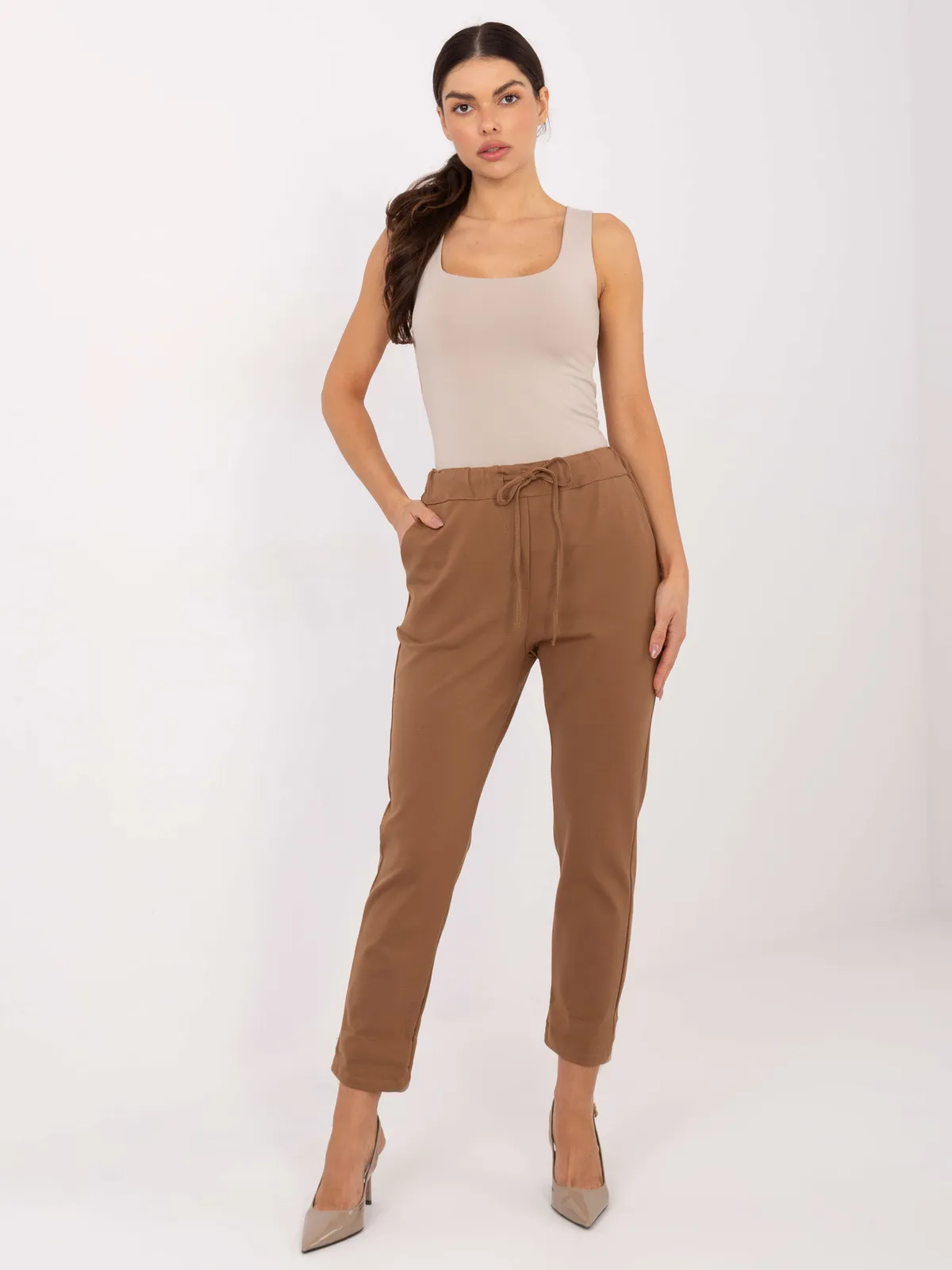 Wygodne spodnie typu chino z wiązaniem w pasie - zdjęcie 1