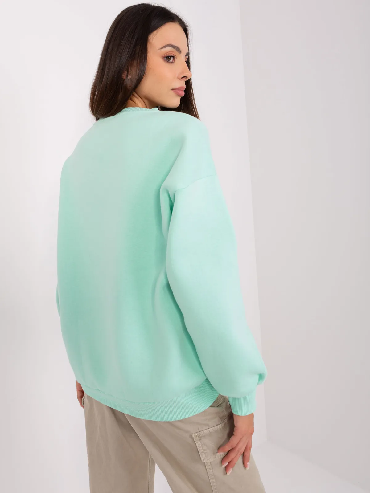 Beżowa bluza bez kaptura o kroju oversize - zdjęcie 4