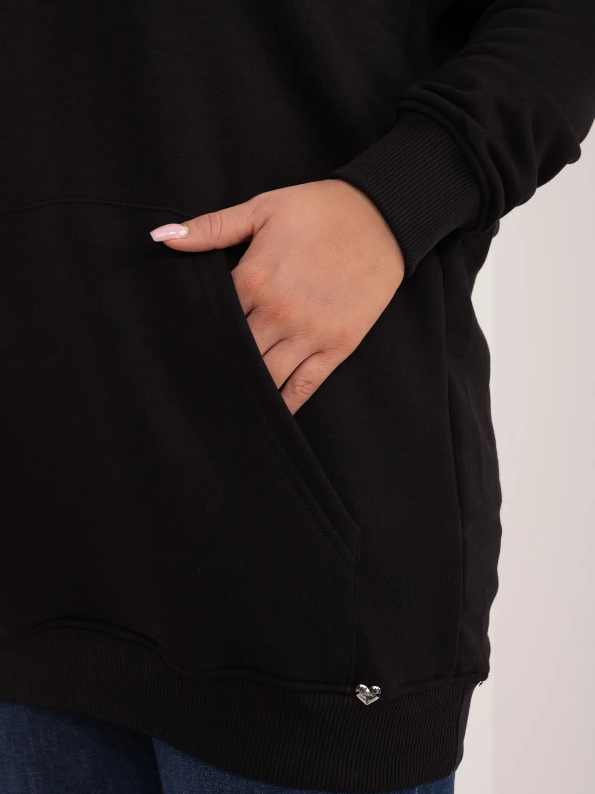 Czarna bawełniana bluza plus size z kapturem - zdjęcie 3