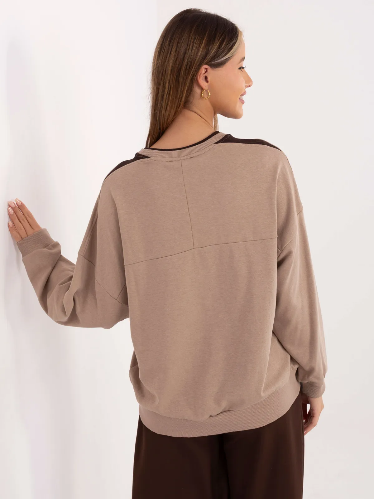 Casualowa bluza oversize z napisem i przeszyciami - zdjęcie 1