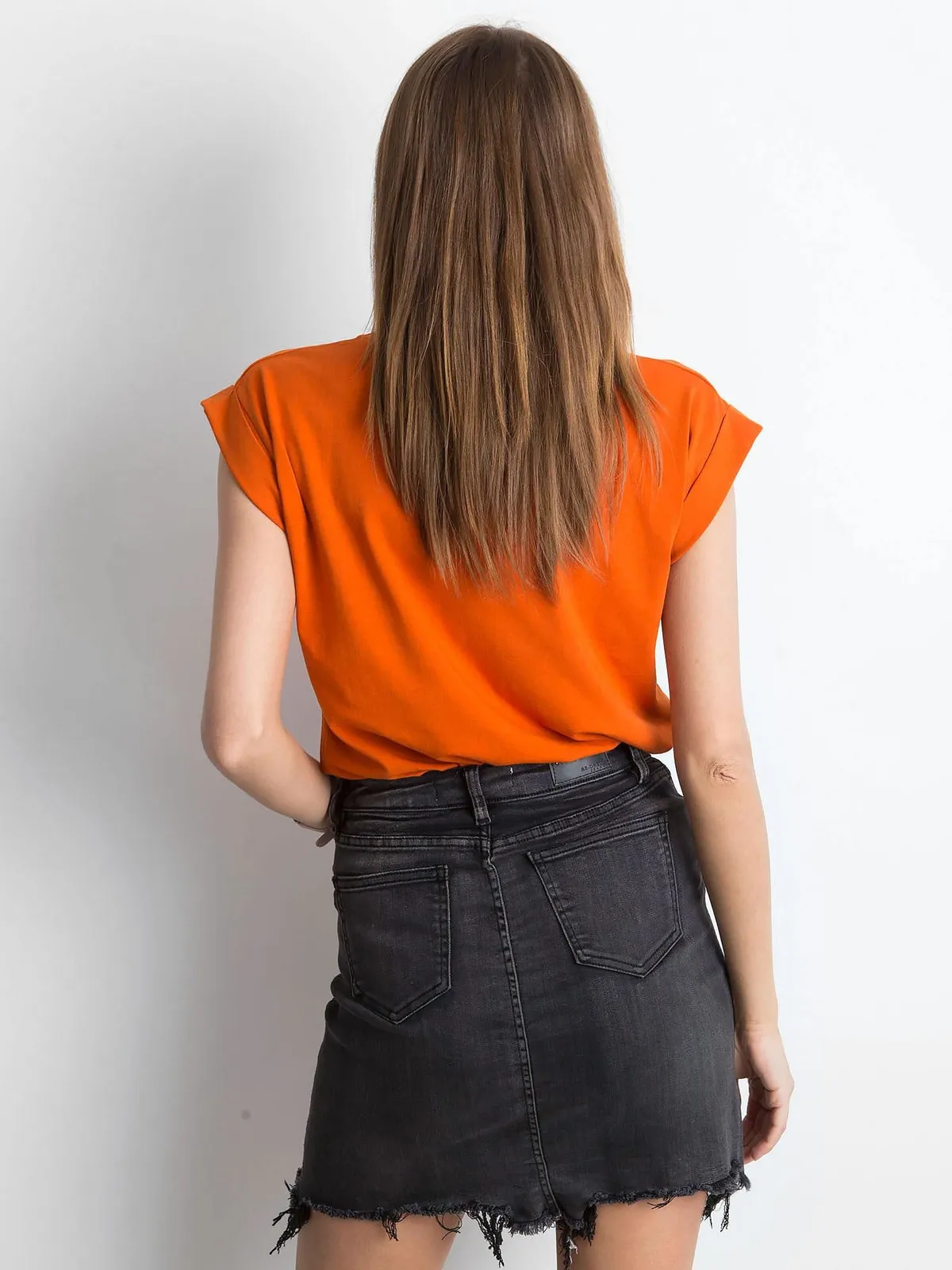 Klasyczny T-shirt z podwijanymi rękawami w stylu casual - zdjęcie 1