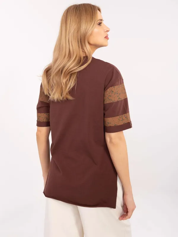 T-shirt oversize z ozdobnym nadrukiem i pasami - widok 2