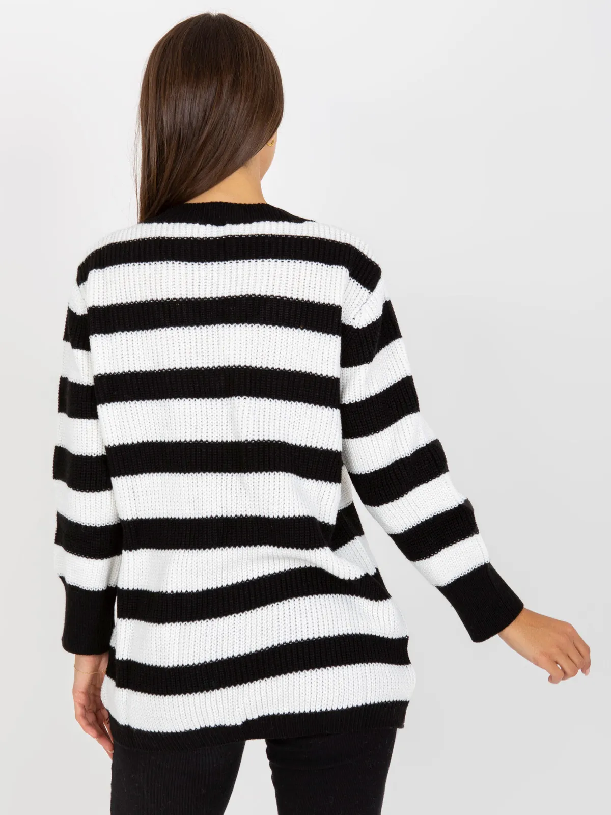 Biało-czarny dłuższy sweter oversize z wełną RUE PARIS - zdjęcie 6