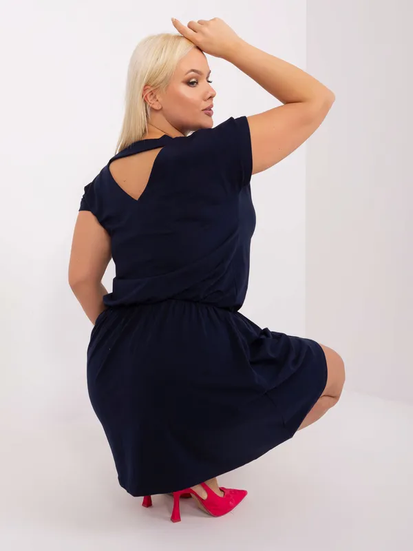 Granatowa basic sukienka plus size z gumką w pasie - widok 2