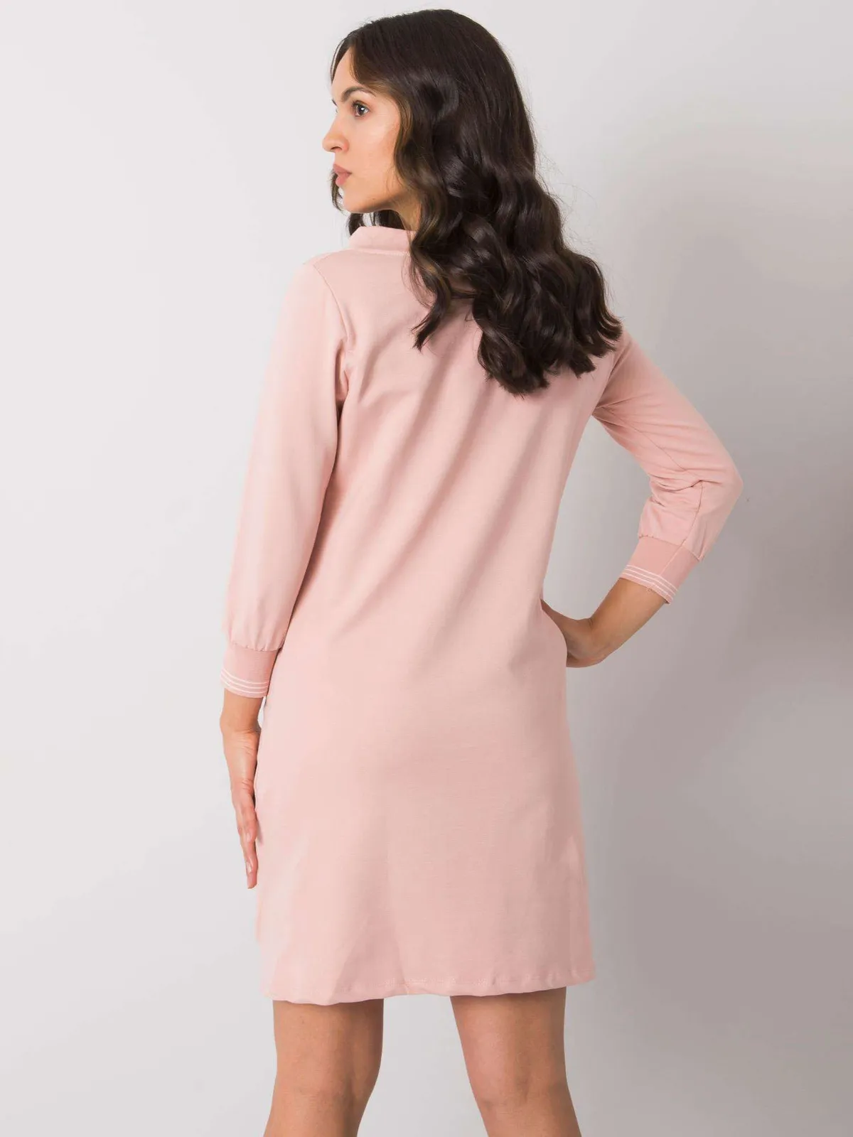 Sportowa sukienka dresowa z kapturem i kieszeniami - zdjęcie 1