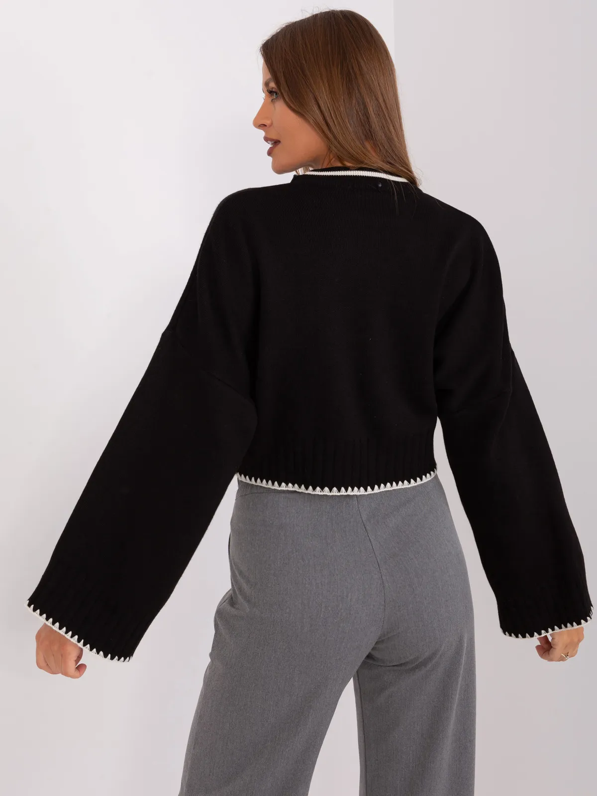 Czarny damski sweter dzianinowy oversize - zdjęcie 3