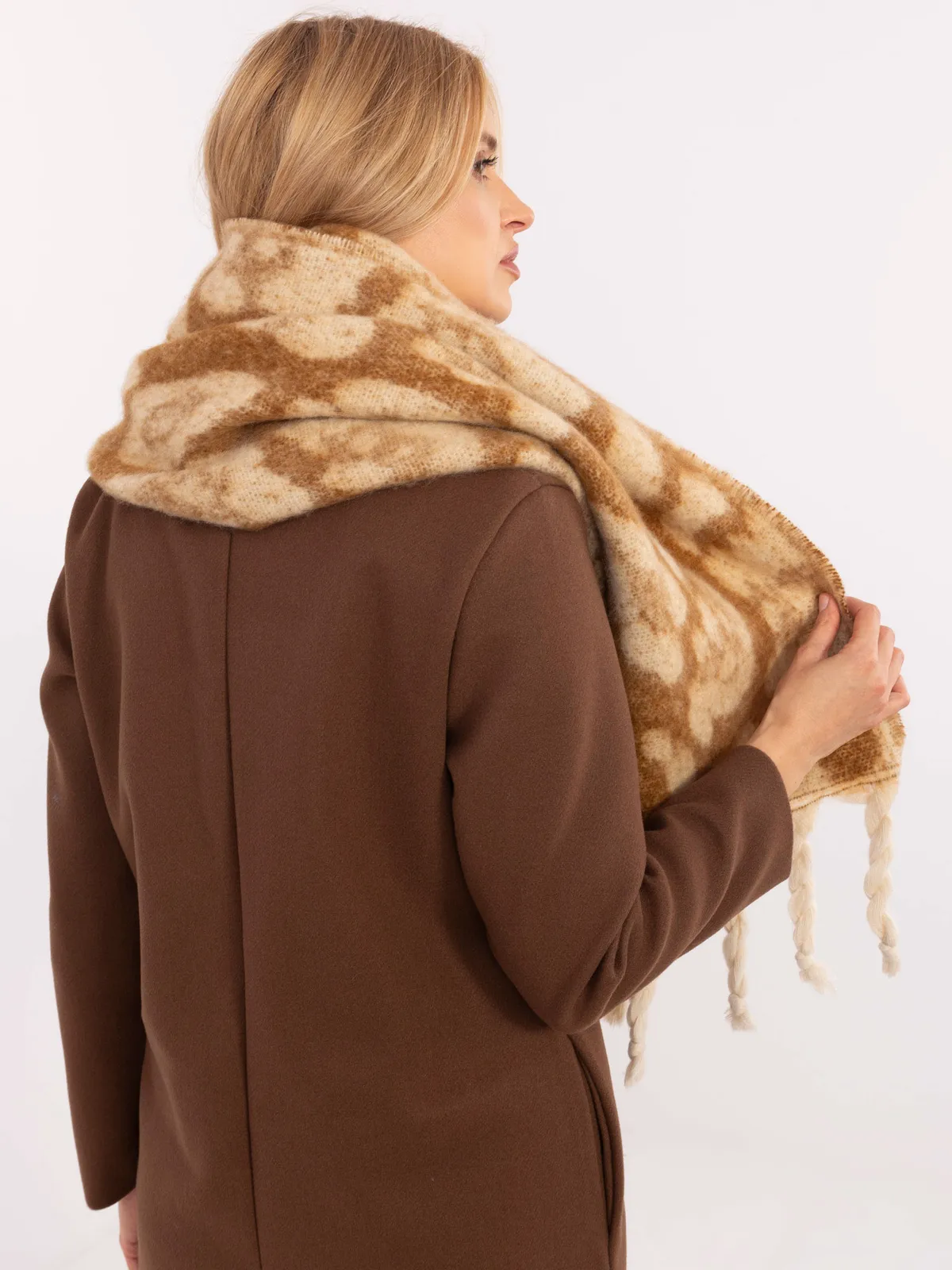 Oversize szalik z grubymi frędzlami w cętki - zdjęcie 1