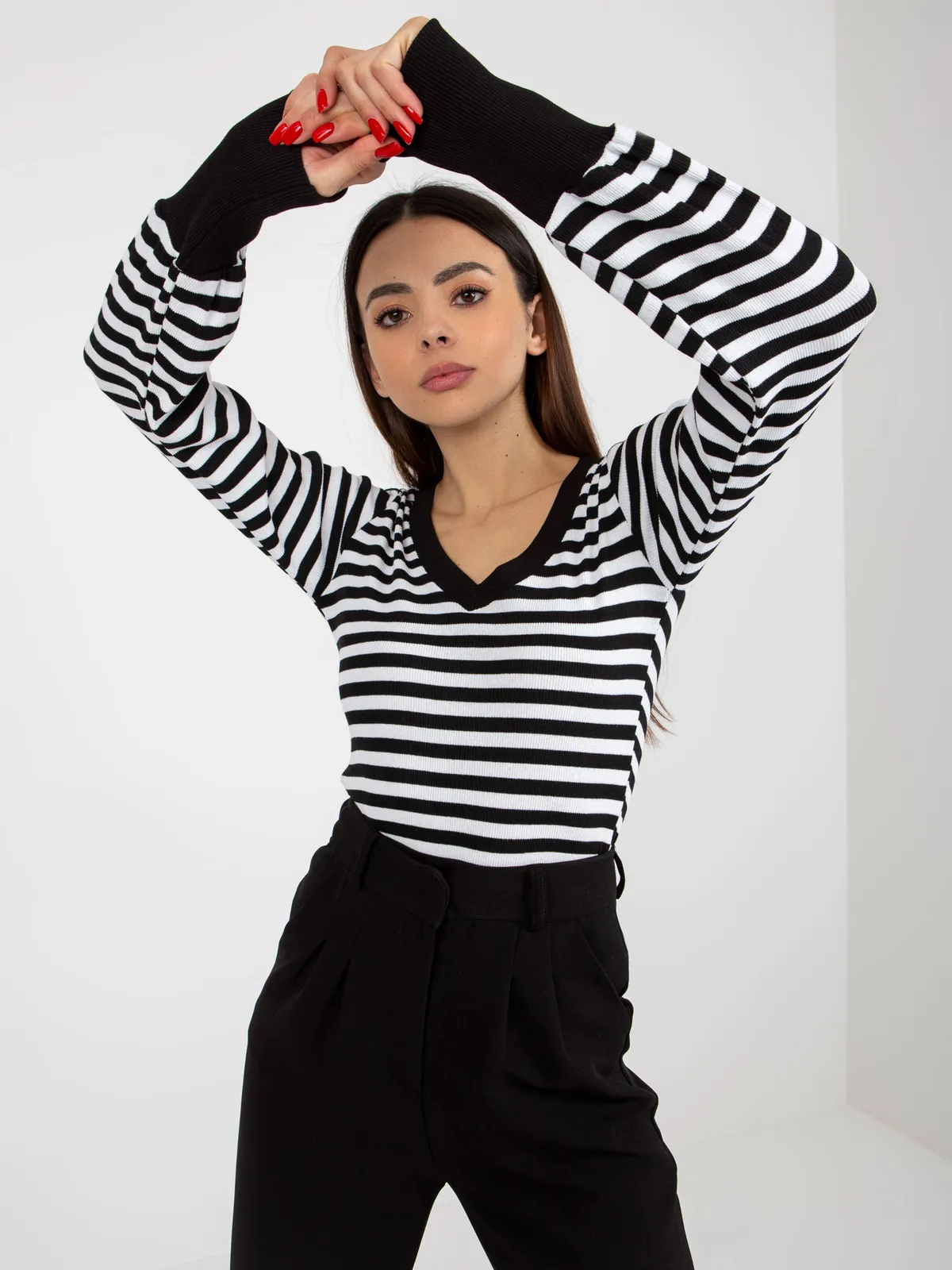 Czarno-biała prążkowana bluzka z dekoltem V BASIC FEEL GOOD - zdjęcie 3