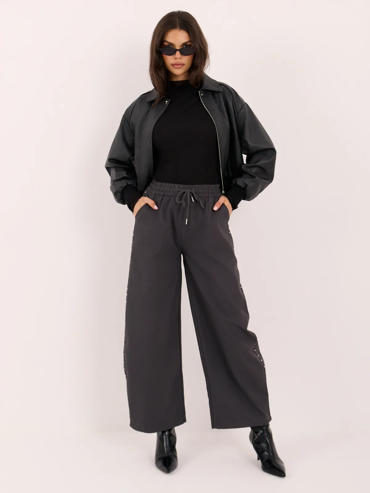 Szerokie spodnie z ozdobnymi ćwiekami typu wide leg - zdjęcie 3