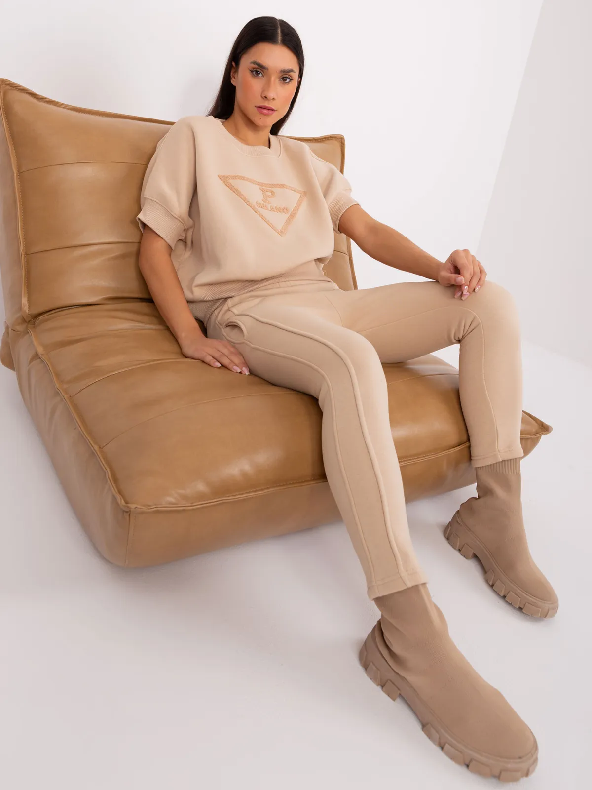 Casualowy komplet z bluzką oversize i spodniami - zdjęcie 1