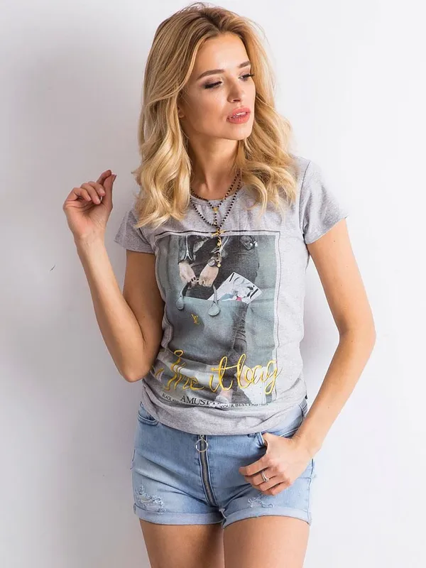 Niebieskie szorty jeansowe z przetarciami