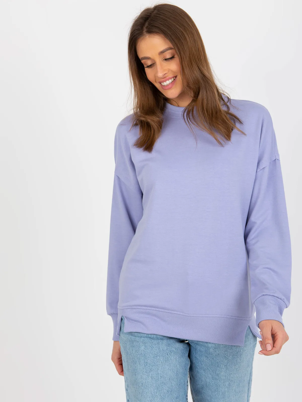 Jasnofioletowa luźna bluza bez kaptura z rozcięciami - zdjęcie 4