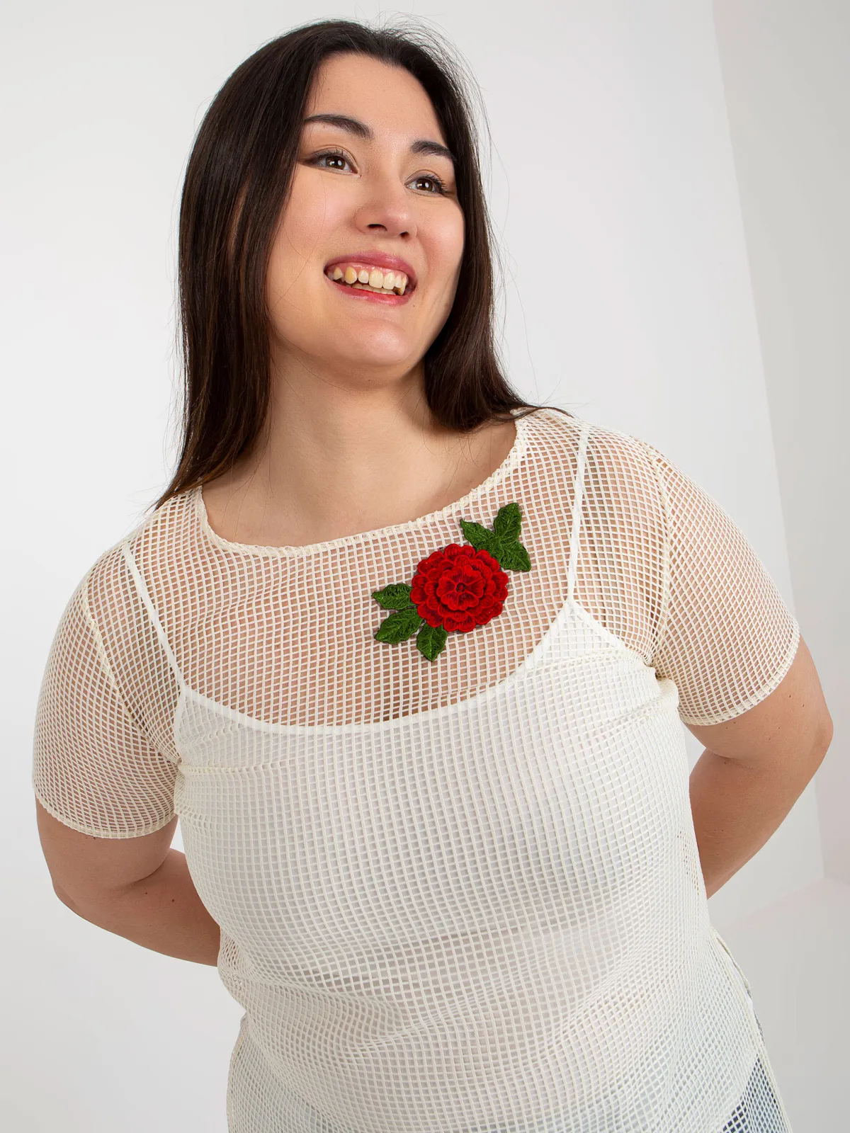 Jasnobeżowa dwuczęściowa bluzka plus size z naszywką - zdjęcie 3