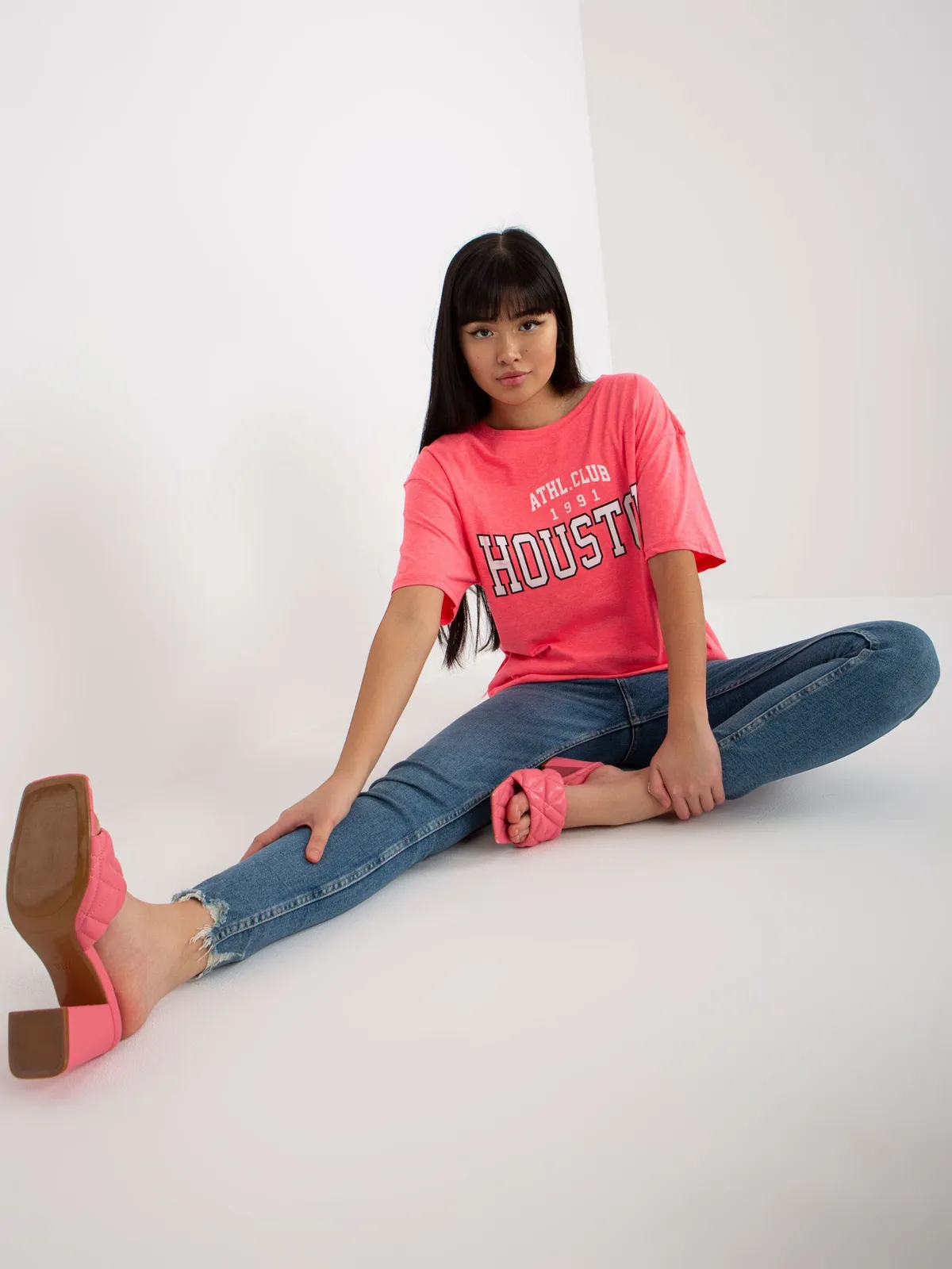 Jasnożółty luźny t-shirt z nadrukiem - zdjęcie 3
