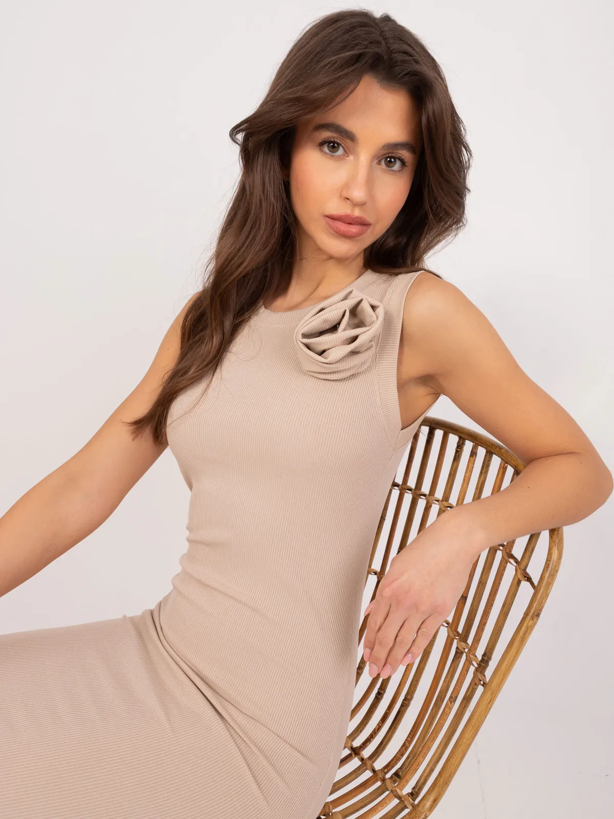 Dopasowana sukienka midi z ozdobnym kwiatem - zdjęcie 1