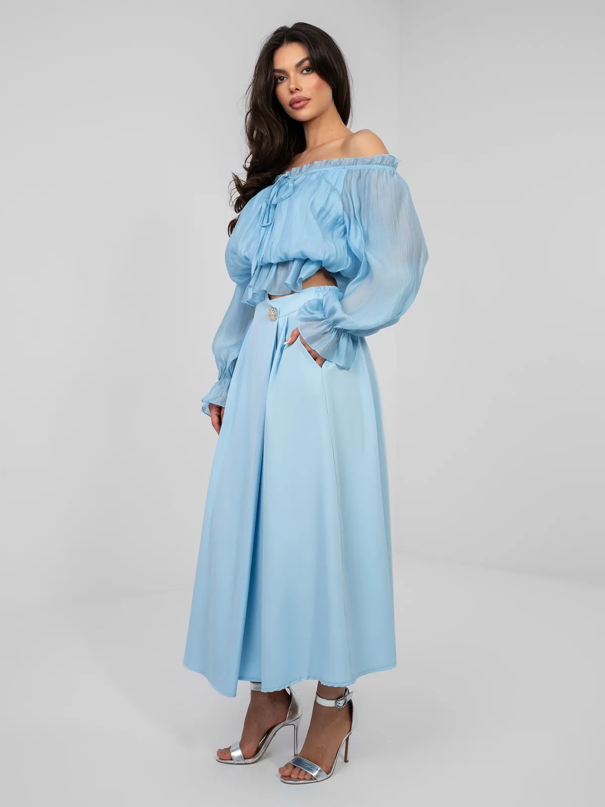 Rozkloszowana spódnica midi z ozdobnym guzikiem - zdjęcie 1