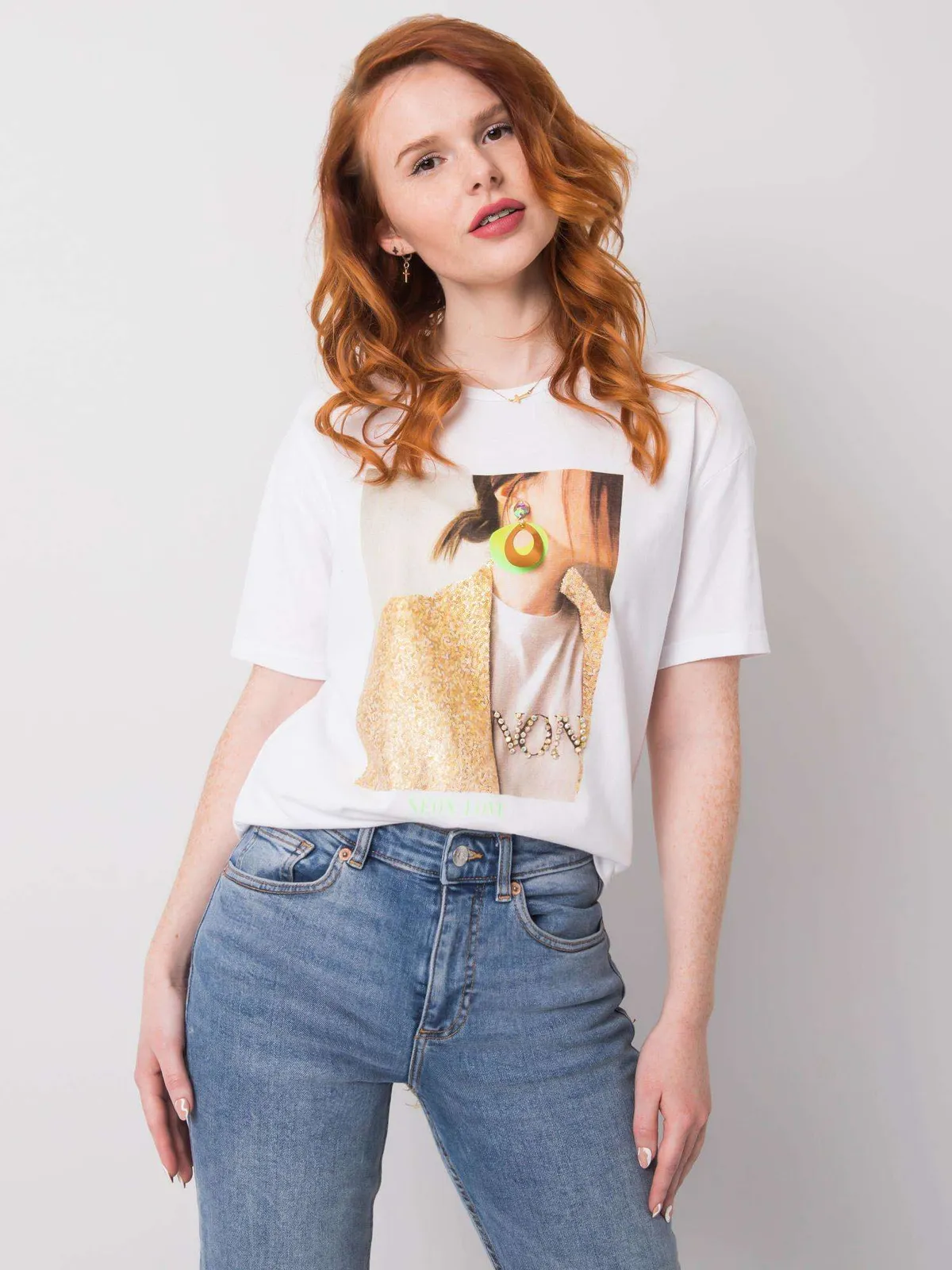 Czarny t-shirt damski z nadrukiem i aplikacją - zdjęcie 2