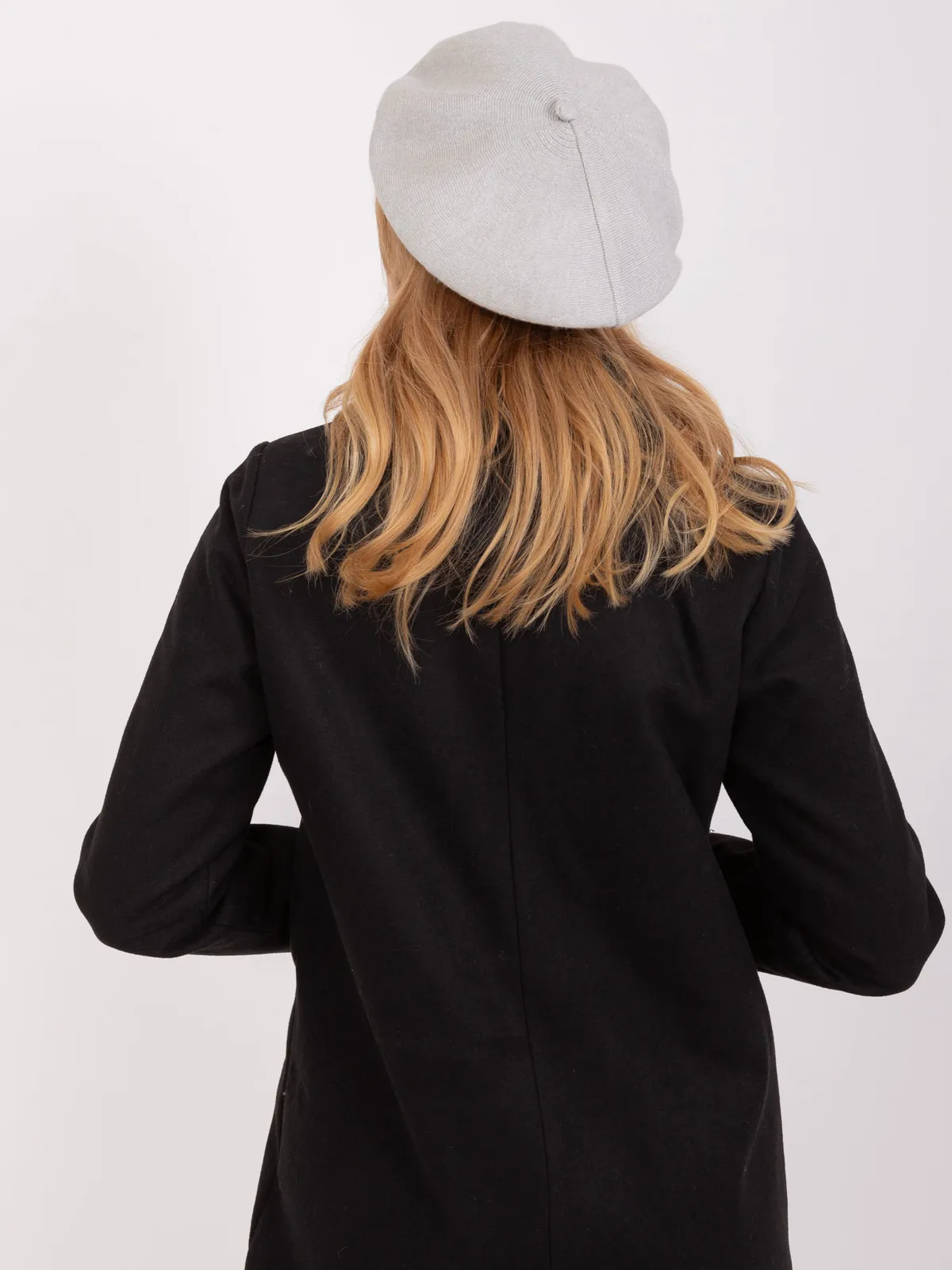 Morski beret damski z dzianiny - zdjęcie 4