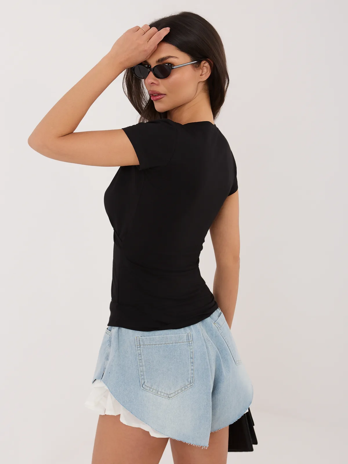 RUE PARIS Czarny kopertowy t-shirt - zdjęcie 5