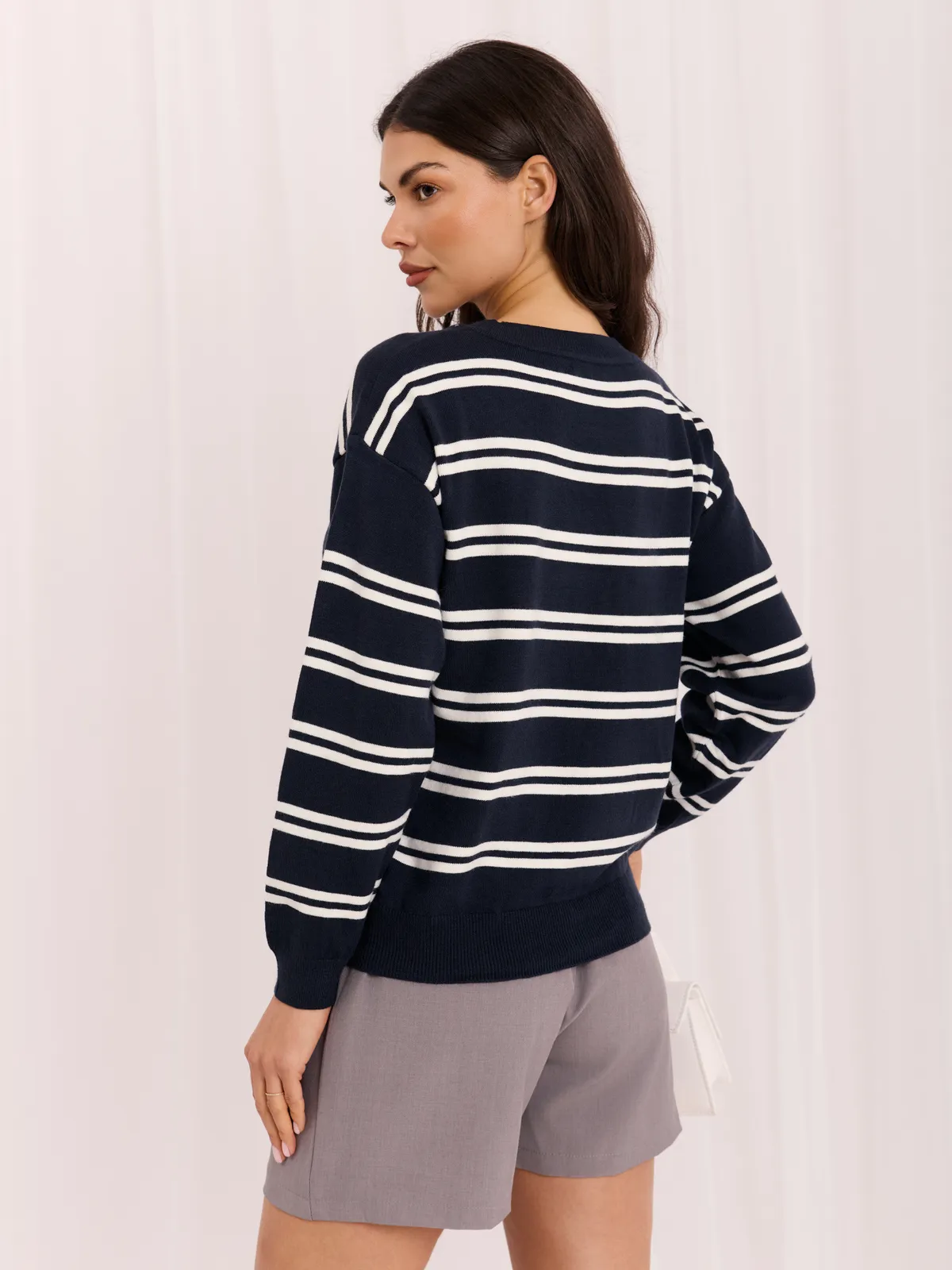 Sweter w paski o kroju oversize z kołnierzem - zdjęcie 7