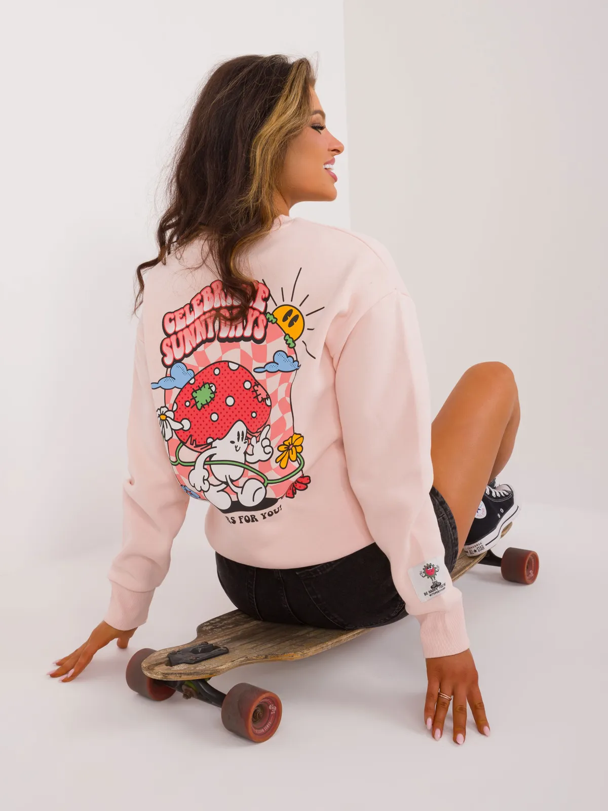 Oversize bluza z grafiką w klimacie retro - zdjęcie 4