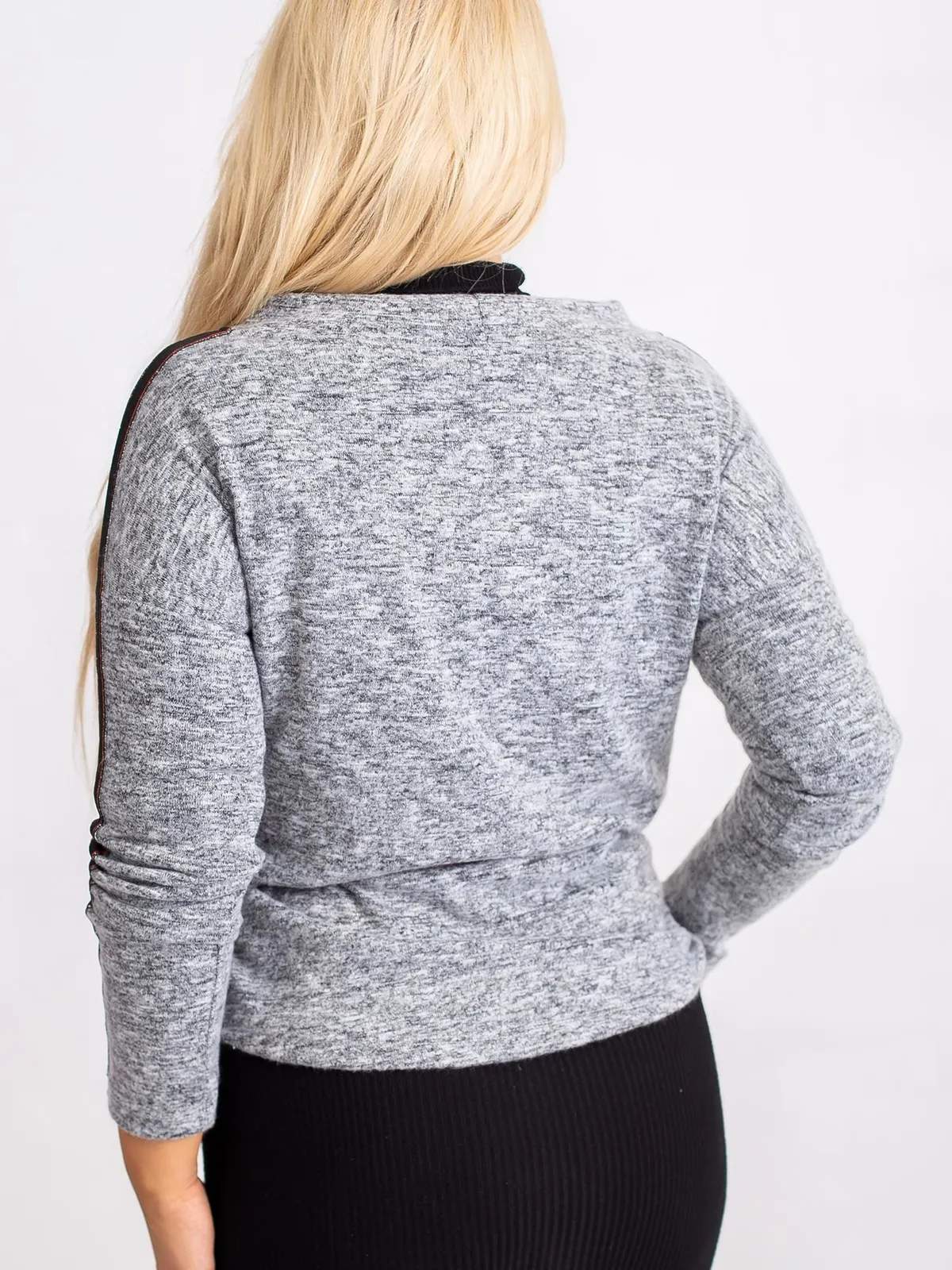 Szara bluzka plus size z lampasami - zdjęcie 3