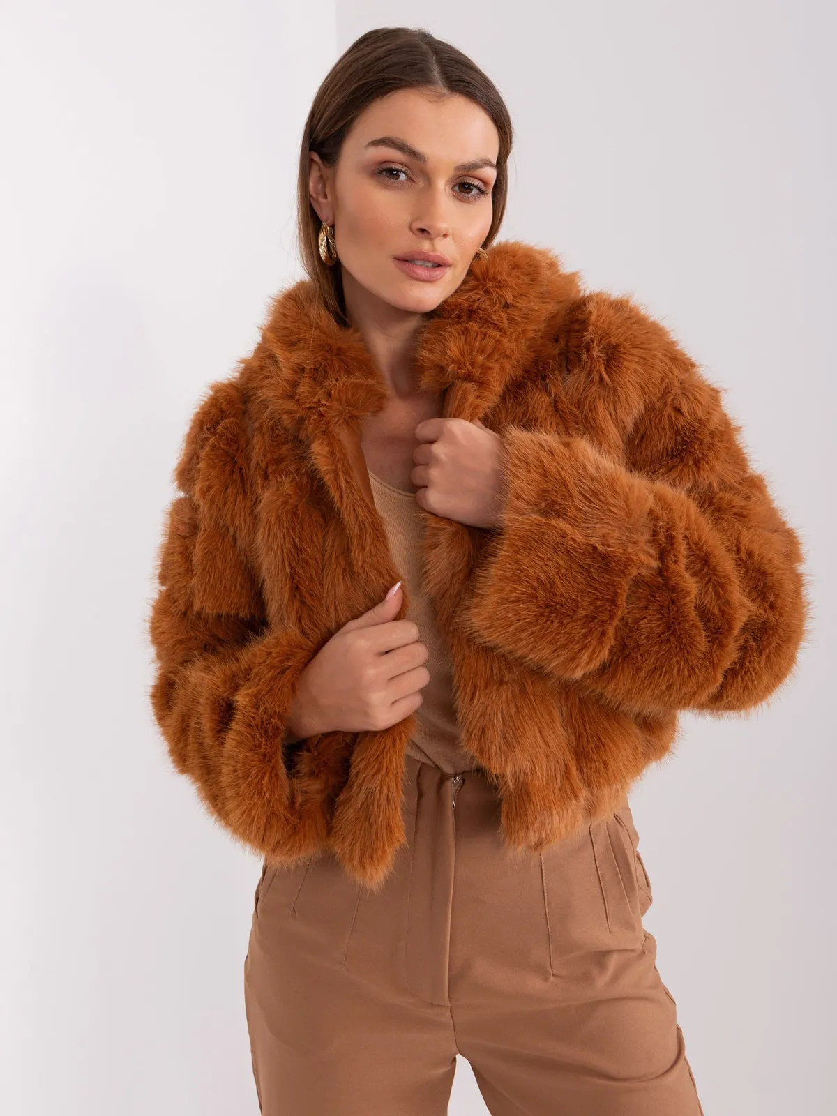 Krótka kurtka z kapturem o kroju oversize - zdjęcie 1