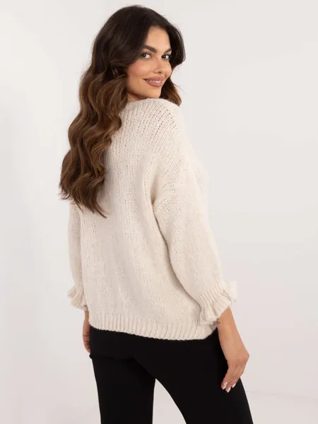 Sweter o kroju oversize z ozdobnymi falbanami przy rękawach