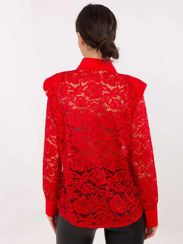 Koronkowa koszula z kołnierzykiem i ozdobną broszką