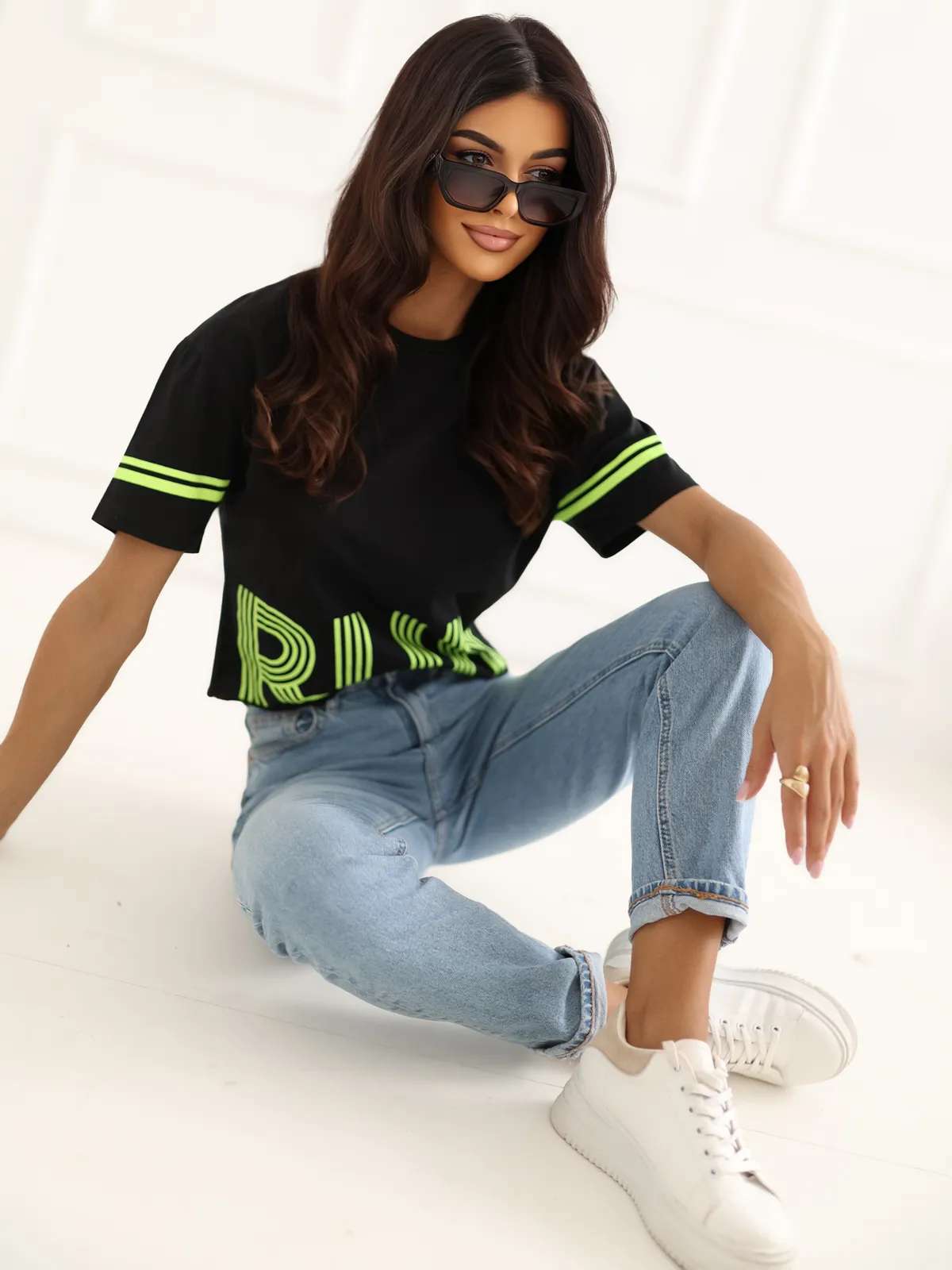 Czarny t-shirt bawełniany z napisem - zdjęcie 6