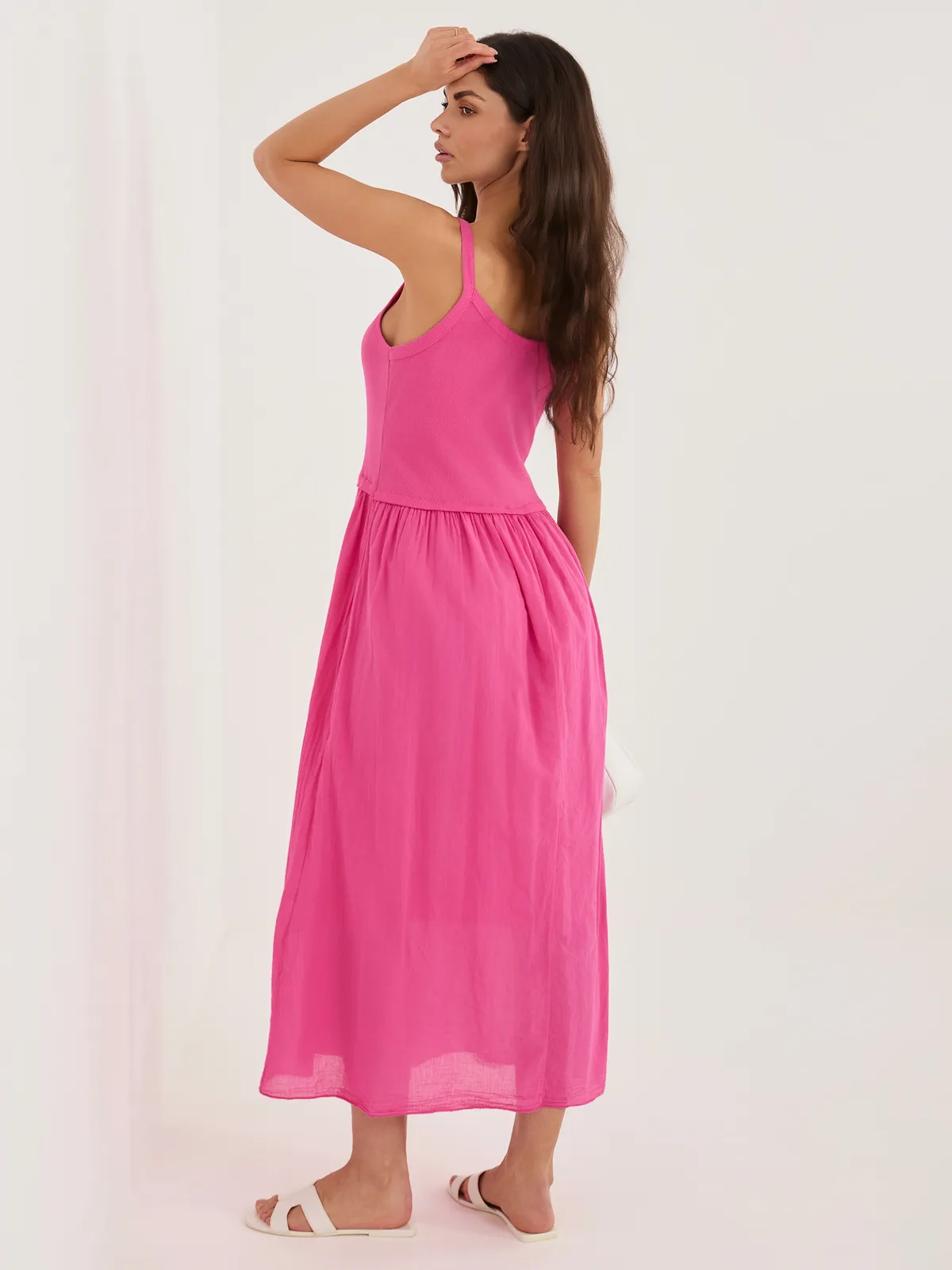 Zwiewna sukienka midi na ramiączkach - zdjęcie 1